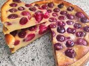 Una foto de postres con cerezas