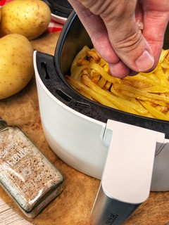 Una foto de Patatas fritas crujientes a la sal de trufa en escamas con Cecofry Deluxe