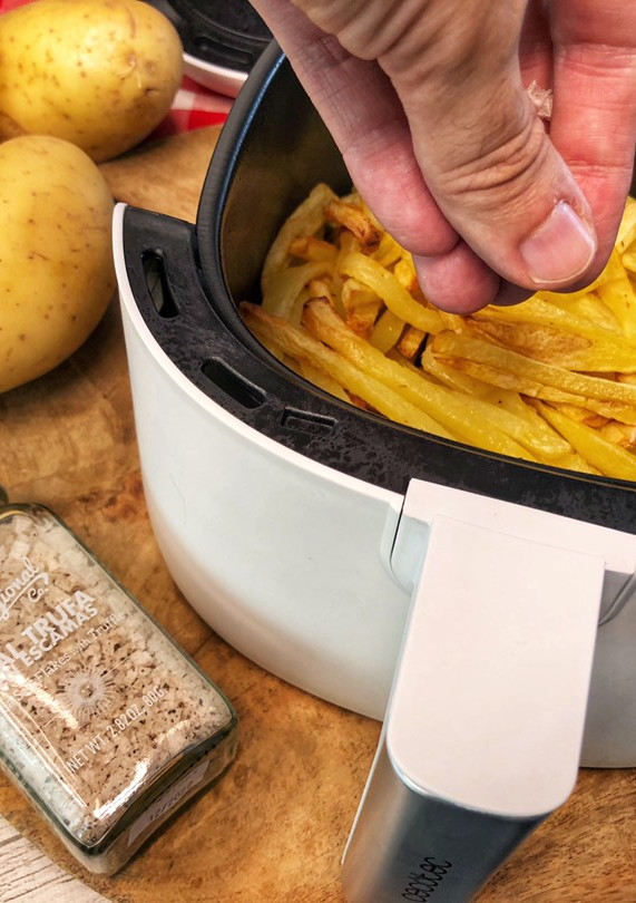 Una foto de Patatas fritas crujientes a la sal de trufa en escamas con Cecofry Deluxe