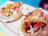 Molletes con nopales y chorizo