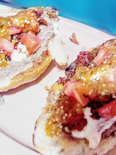 Una foto de Molletes con nopales y chorizo