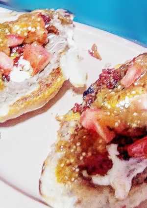Una foto de Molletes con nopales y chorizo