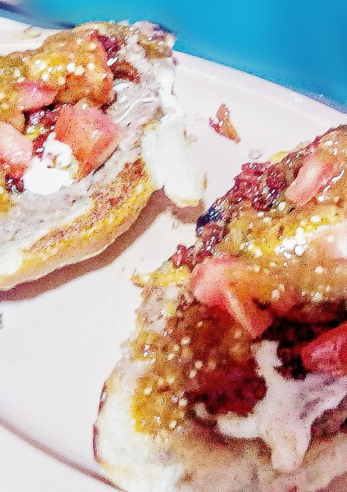 Una foto de Molletes con nopales y chorizo