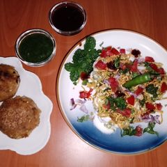 Aloo tikki Chaat 🍅🧅🧄🌽 A picture of Aloo tikki Chaat 🍅🧅🧄🌽.