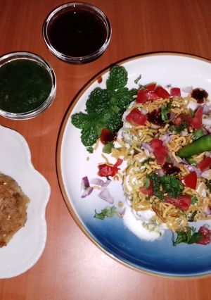 A picture of Aloo tikki Chaat 🍅🧅🧄🌽.