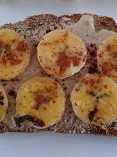 Una foto de Tostada con almendras y plátano