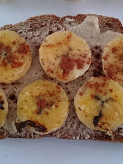 Una foto de Tostada con almendras y plátano