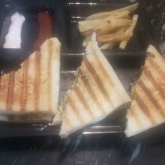 A picture of Spinach corn cheese sandwitch.