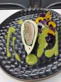 Falsa suprema relleno de cerdo, puré de arvejas, jugo de ave y codorniz