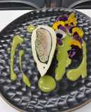 Falsa suprema relleno de cerdo, puré de arvejas, jugo de ave y codorniz