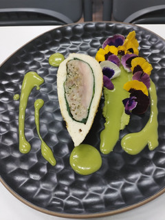 Una foto de Falsa suprema relleno de cerdo, puré de arvejas, jugo de ave y codorniz