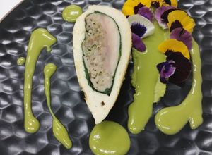 Una foto de Falsa suprema relleno de cerdo, puré de arvejas, jugo de ave y codorniz
