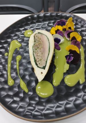 Una foto de Falsa suprema relleno de cerdo, puré de arvejas, jugo de ave y codorniz