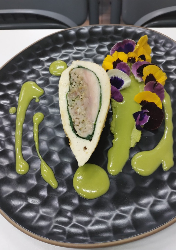 Una foto de Falsa suprema relleno de cerdo, puré de arvejas, jugo de ave y codorniz