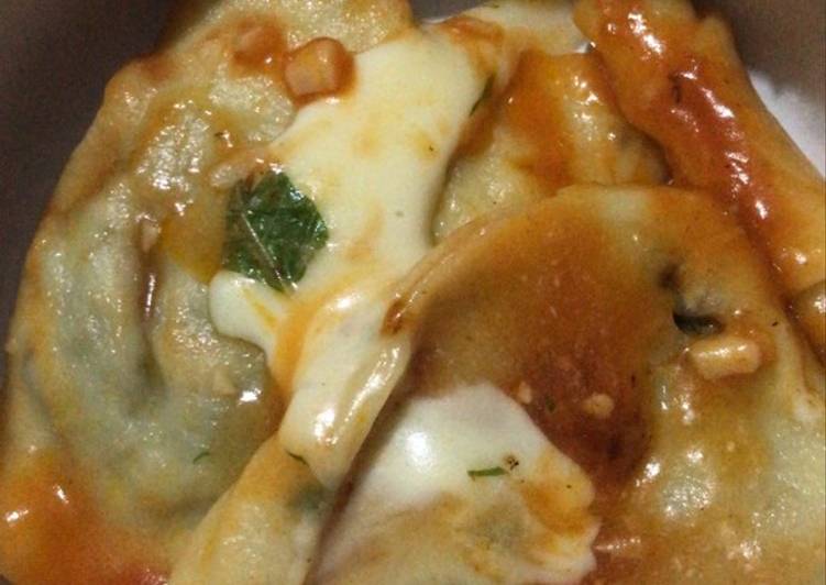 Ravioli: Spinach & cheese Ravioli with tomato sauce (low budget)