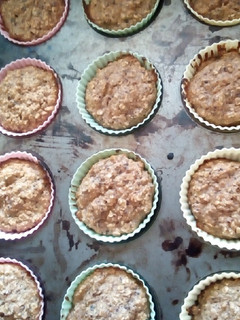 Una foto de Muffins de avena, banana y pasas 🍌🍌🍇🍌🍌🍇🍌🍌