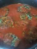 Tortitas de atún con espinacas en salsa