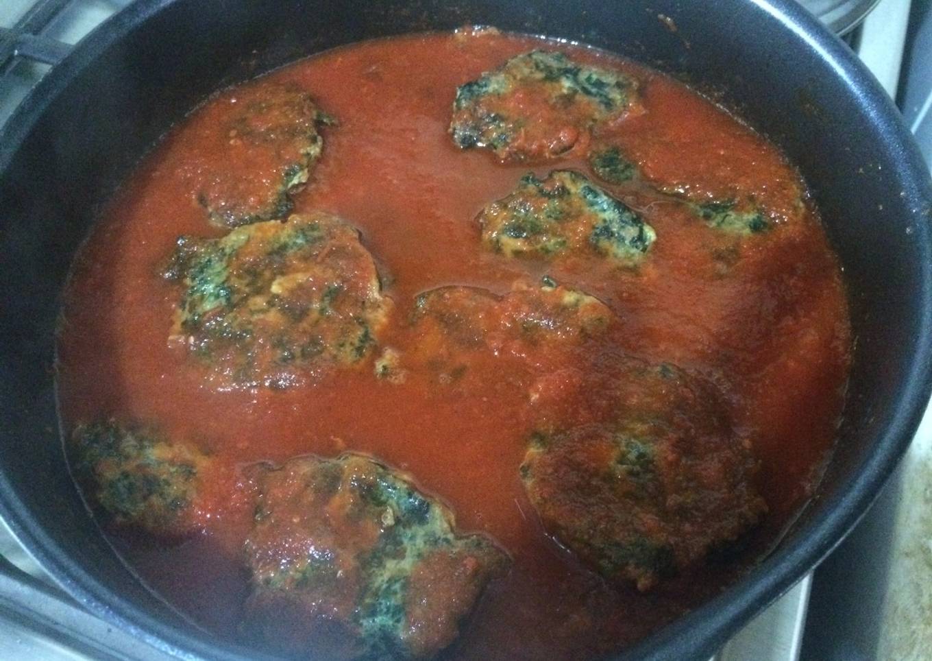 Tortitas de atún con espinacas en salsa