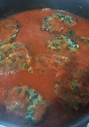 Una foto de Tortitas de atún con espinacas en salsa