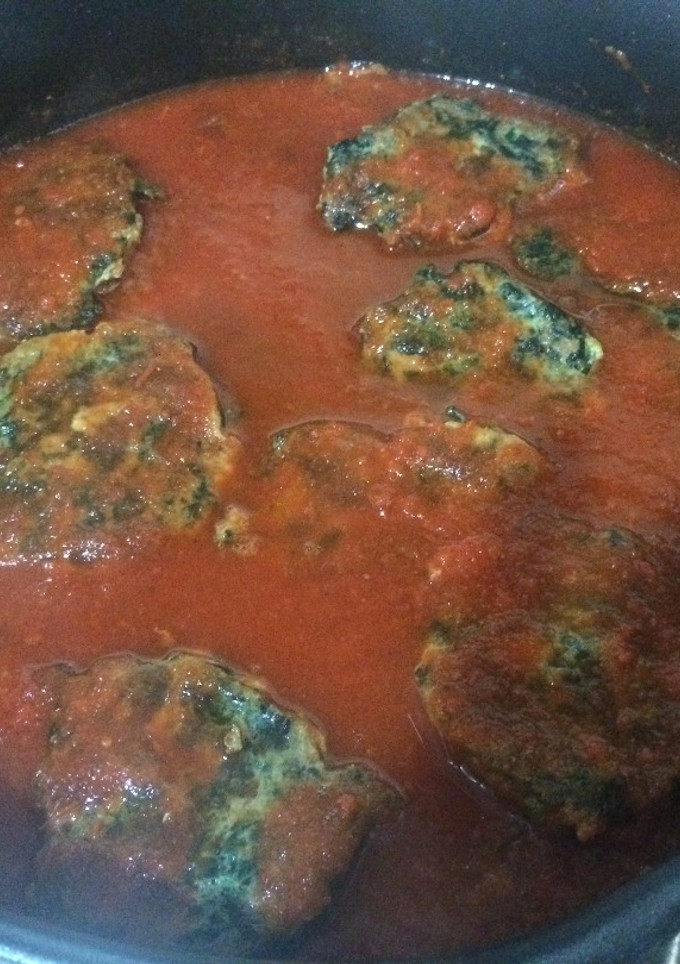 Una foto de Tortitas de atún con espinacas en salsa
