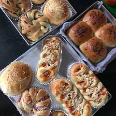 A picture of Roti manis aneka rasa.