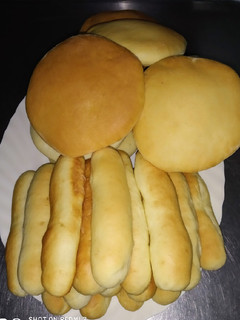 Una foto de Pan de hamburguesa y panchos