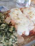 Salmón al horno gratinado con alioli y base de pisto