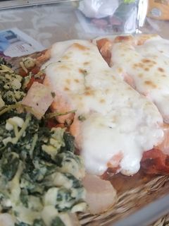 Una foto de Salmón al horno gratinado con alioli y base de pisto