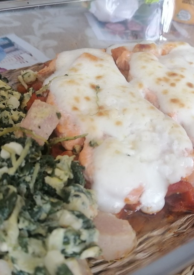 Una foto de Salmón al horno gratinado con alioli y base de pisto