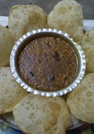 A picture of Luchi cholar daal (puri and chana daal).