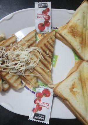 સેન્ડવીચ (Sandwich REcipe In Gujarati) રેસીપી મુખ્ય ફોટો