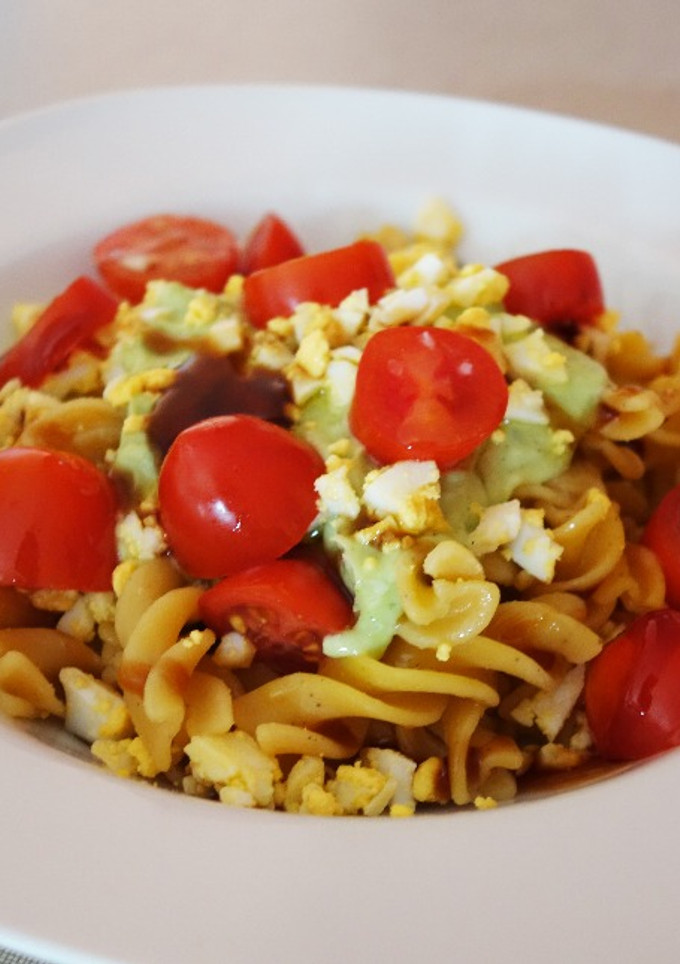 Una foto de Espirales de Lenteja con pesto de aguacate