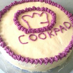 A picture of Icing a cake with butter cream,author marathon.