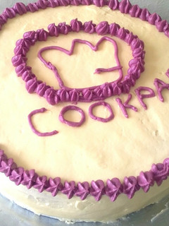 A picture of Icing a cake with butter cream,author marathon.