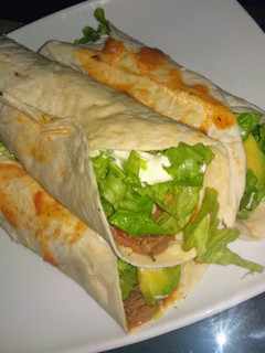 Una foto de Burritos con carne desmechada en salsa