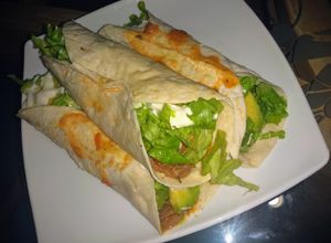 Una foto de Burritos con carne desmechada en salsa