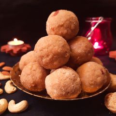 A picture of Atta ladoo.
