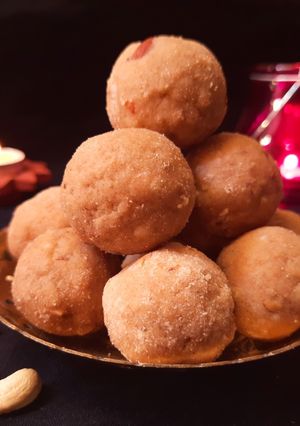 A picture of Atta ladoo.