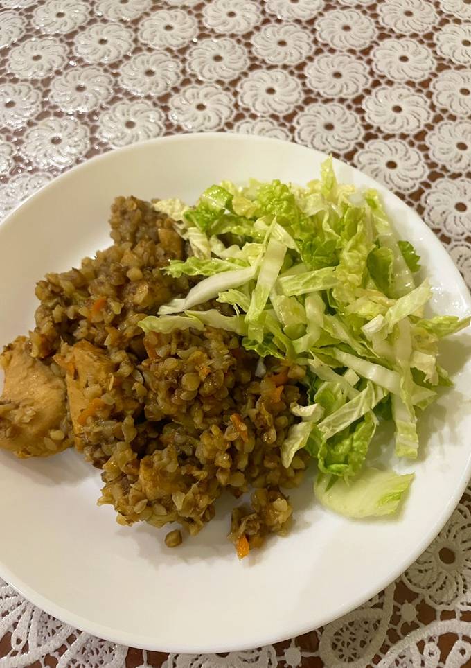 Гречка з курячим філе і кабачком