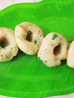 ચોખા ના લોટ નું ખીચું (Rice Flour Khichu Recipe In Gujarati) રેસીપી મુખ્ય ફોટો