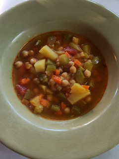 Una foto de Sopa de garbanzos con verduras