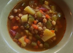 Una foto de Sopa de garbanzos con verduras