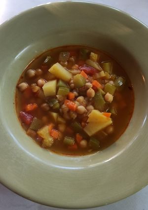 Una foto de Sopa de garbanzos con verduras