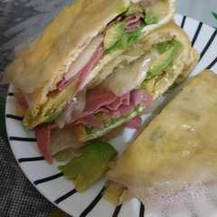 Una foto de Sándwich de tortilla francesa rellena para la cena