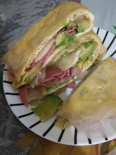 Una foto de Sándwich de tortilla francesa rellena para la cena