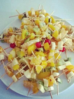 Una foto de Brochettes de frutas 🍡🍌🍊🍏🍓🍒