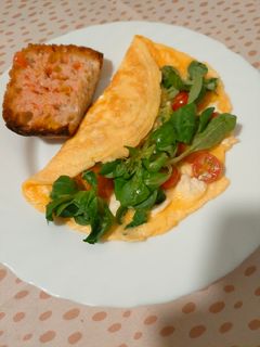 Una foto de Truita amb canonges, tomàquets cherry i feta