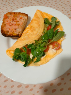 Una foto de Truita amb canonges, tomàquets cherry i feta