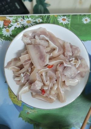Hình của món Tai nộm chua cay.