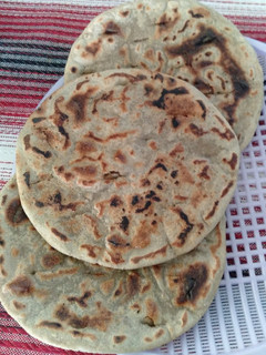 બાજરી અને મકાઈ ના લોટ ના રોટલા (Bajri Makai Flour Rotla Recipe In Gujarati) રેસીપી મુખ્ય ફોટો
